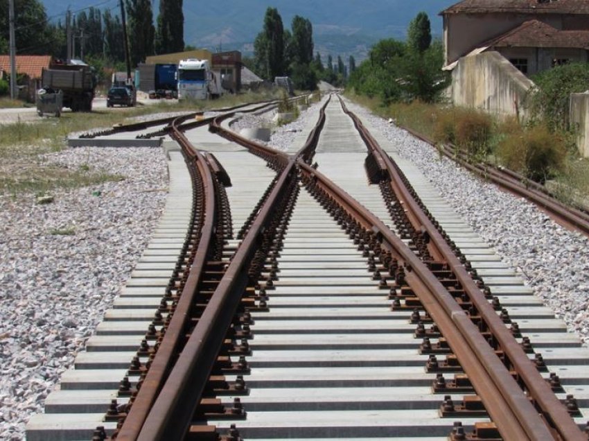 Banorët e Llopatit të shqetësuar për sigurinë e tyre në lidhje me hekurudhën që kalon aty