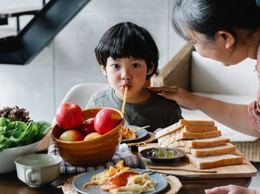 Ja se si prindërit japonezë i mësojnë fëmijët e tyre të mos bëjnë “naze” me ushqimin