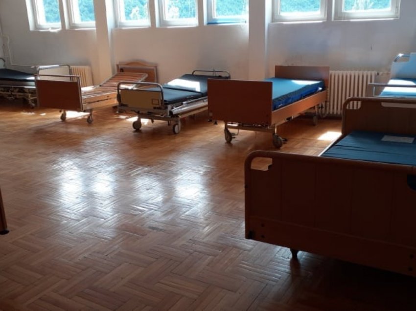 Në Spitalin e Pejës: Sallat e takimeve mbushen me shtretër për pacientët me COVID