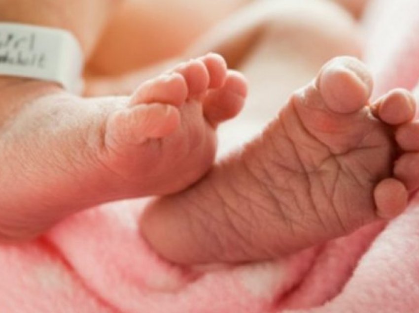 Gruaja lind fëmijë treneq në spitalin e Pejës