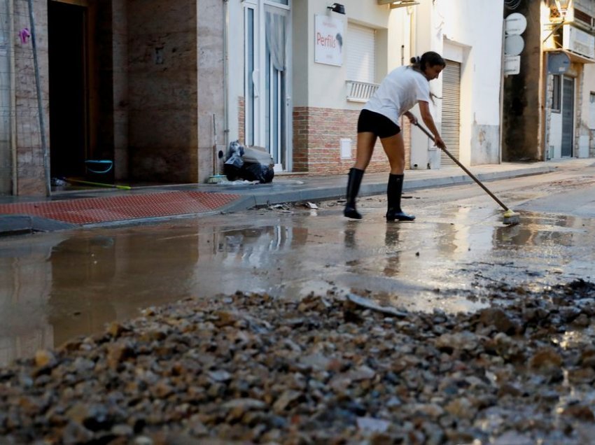 Spanja u godit nga përmbytjet, kryeministri kërkon nga qytetarët të ndjekin këshillat  e urgjencës