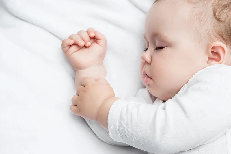 Çfarë duhet të shmangni kur e vendosni fëmijën tuaj në gjumë?