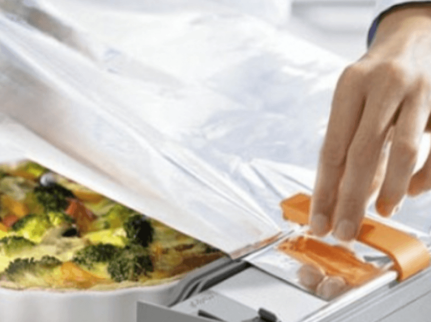 Pse nuk duhet ta mbuloni me letër alumini ushqimin që ruani në frigorifer?
