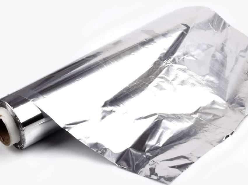 Pse nuk duhet ta mbuloni me letër alumini ushqimin që ruani në frigorifer?