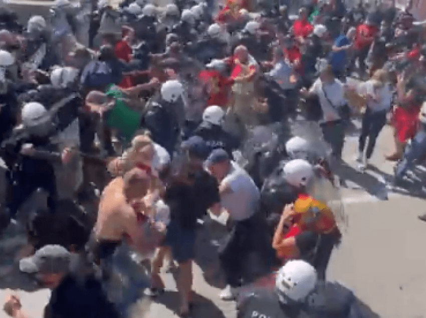 Policia konfrontohet me qytetarët në Mal të Zi, thyhet kordoni policor në Cetinje