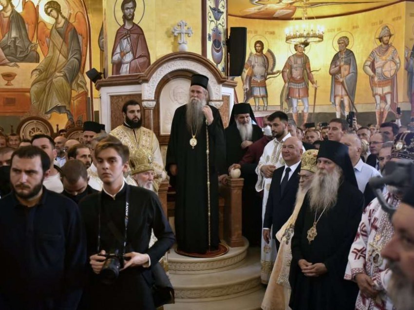 Mbërriti me helikopter, mitropoliti Joanikije përurohet si i pari i Kishës Ortodokse Serbe në Mal të Zi