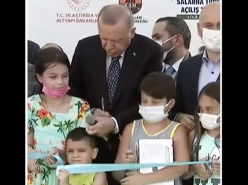 Preu para tij shiritin e inaugurimit, momenti kur Erdogan godet në kokë fëmijën e vogël