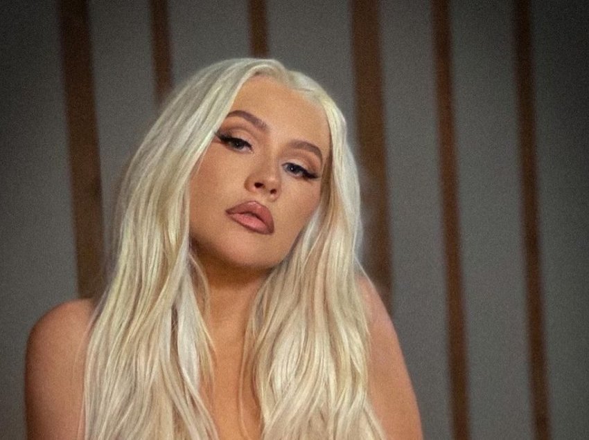 Christina Aguilera shfaqet ‘topless’ në postimin e fundit