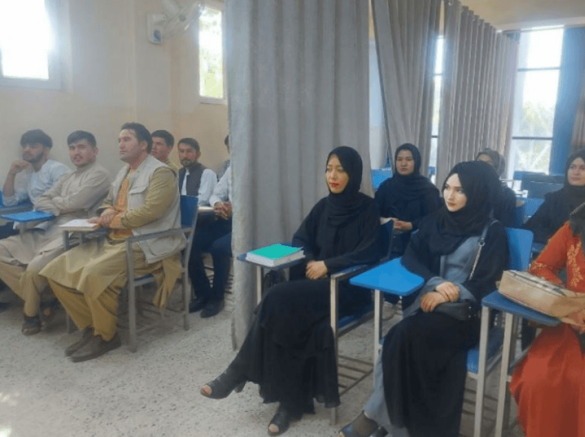 Universitetet afgane rihapen, vajzat dhe djemtë ndahen me perde në klasa