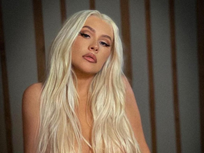 Christina Aguilera rikthen pozat topless të 20 viteve më parë dhe duket më sensuale se kurrë