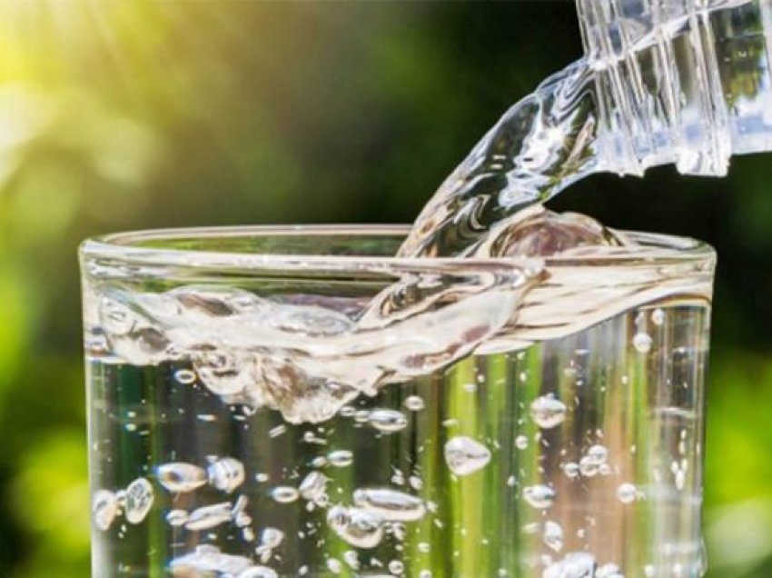Një gotë ujë esëll në mëngjes sjell këto përfitimet në organizëm 