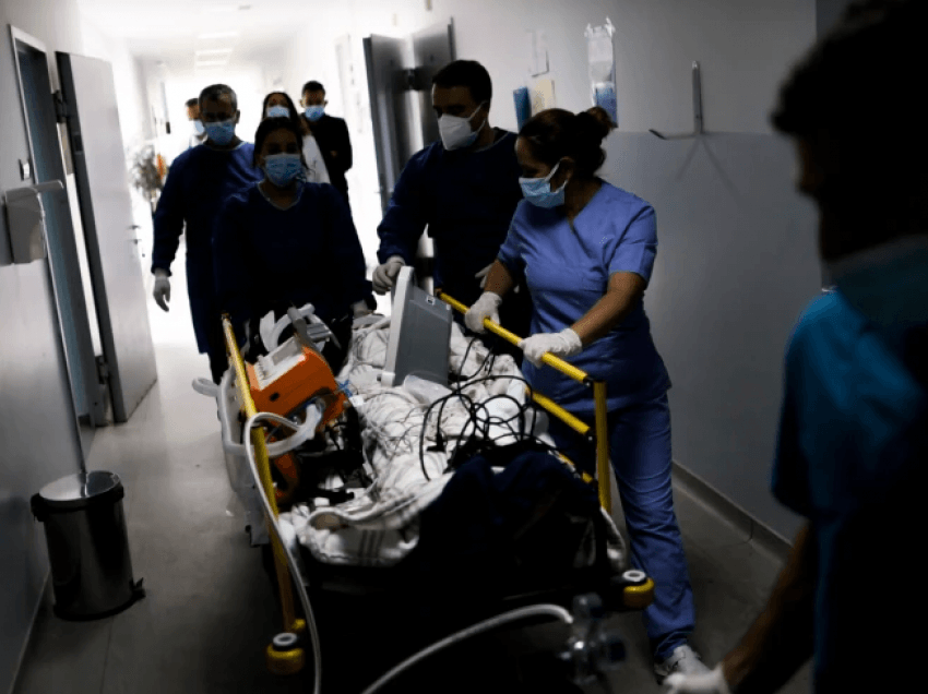 Rrëfimi i infermieres: E pamundur të kujdesesh për të gjithë pacientët me COVID-19