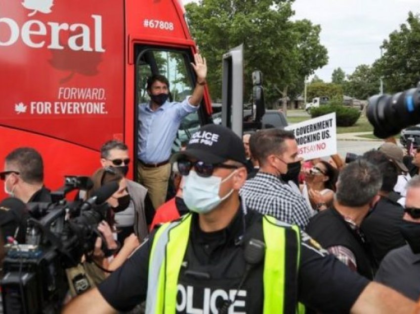 Justin Trudeau goditet me gurë gjatë fushatës – publikohen pamjet