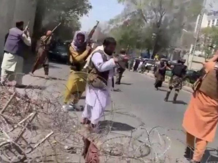 Talibanët qëllojnë me armë për të shpërndarë turmën protestuese në Kabul