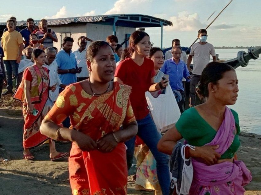 Një i vdekur dhe shumë të zhdukur pas përplasjes së anijeve në Assam