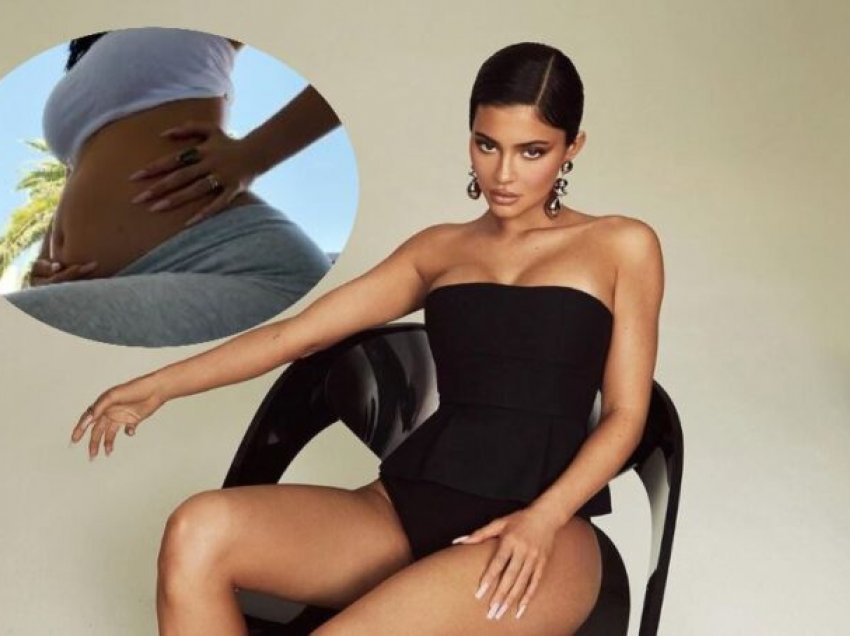 Kylie Jenner ndan videon, i tregon botës së është shtatzënë