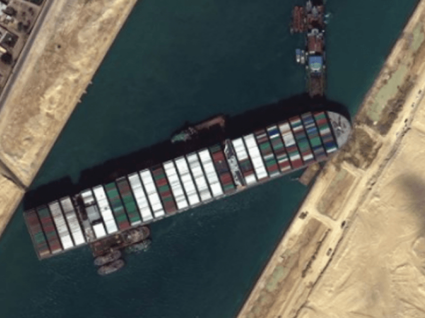 Në kanalin e Suezit bllokohet një tjetër anije