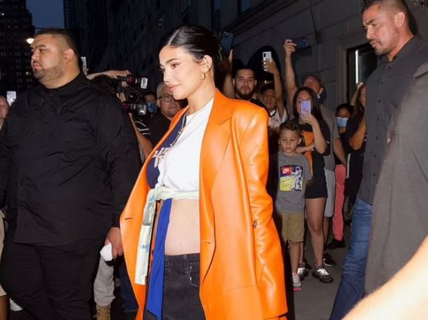Kylie Jenner del në publik me barkun e fryrë, pasi njoftoi se po pret fëmijën e saj të dytë 
