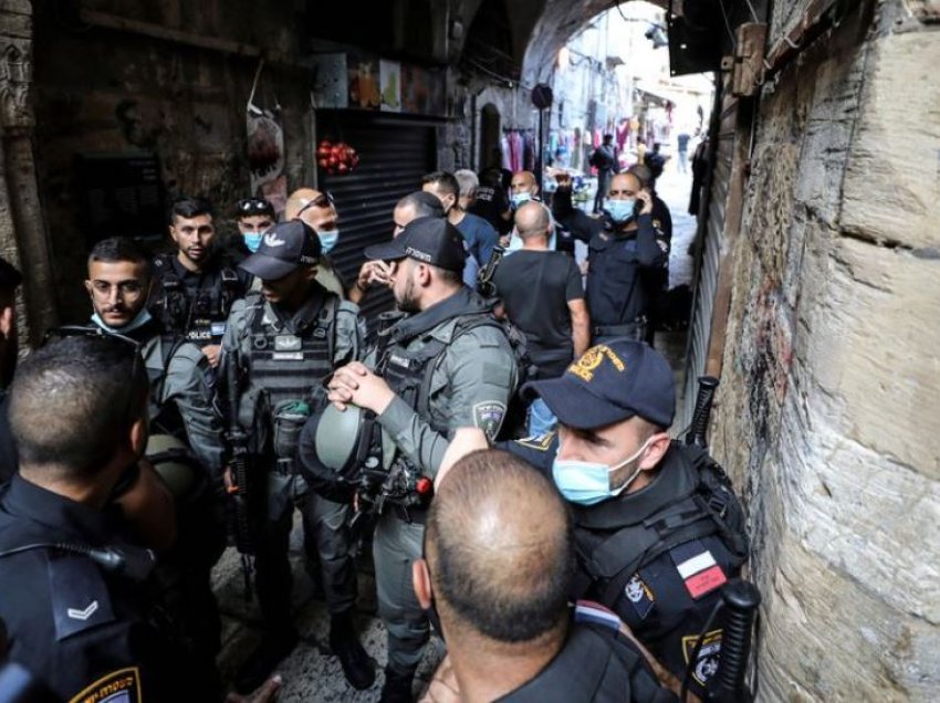 Oficerët e policisë në Izrael vrasin një palestinez, i kishte sulmuar me thikë