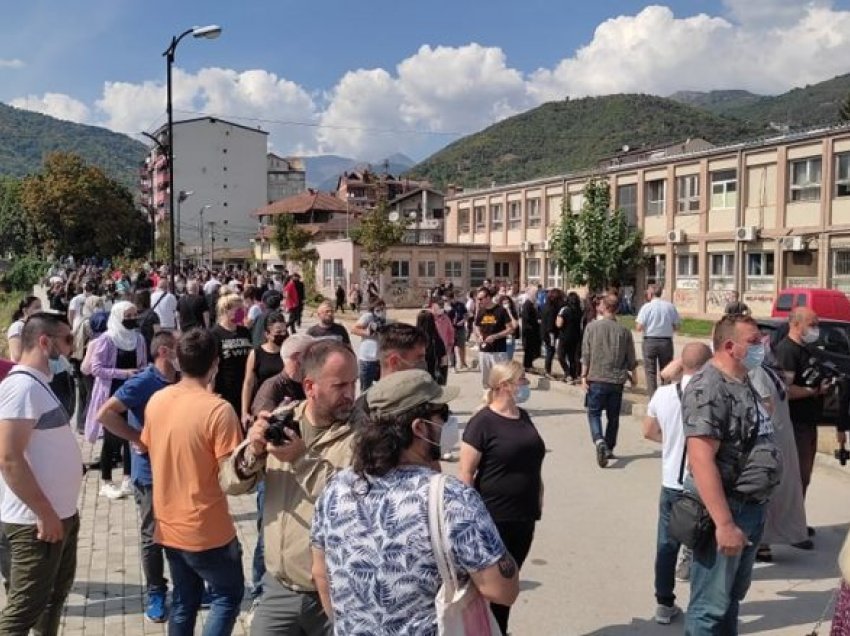 Në Tetovë u marshua në kujtim të viktimave nga zjarri tragjik