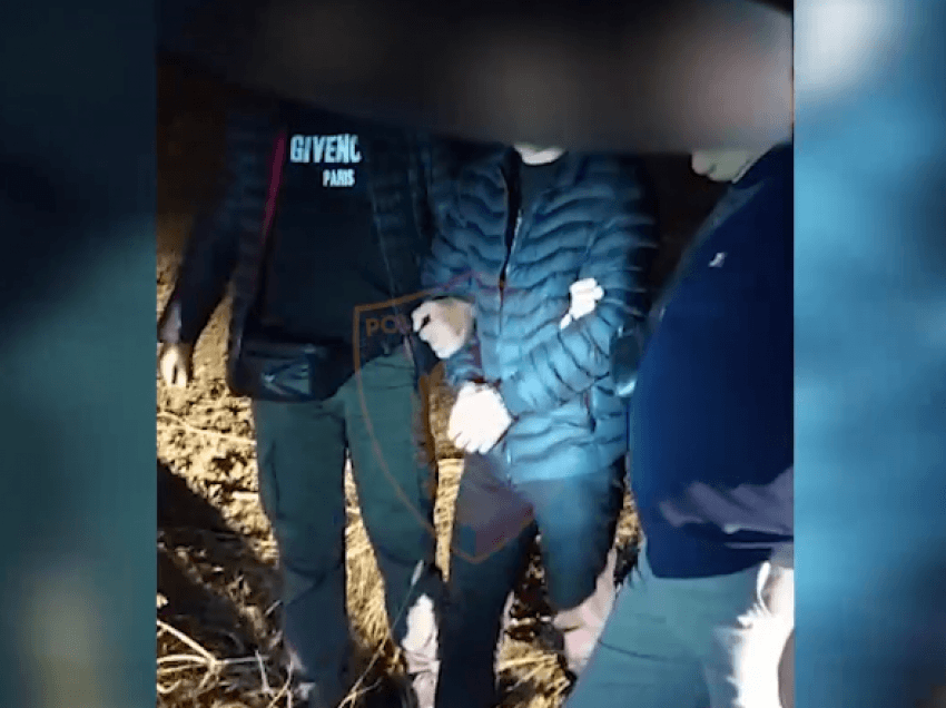 I veshur me xhup dhe i fshehur në një pyll, publikohet momenti i arrestimit të 31-vjeçarit që vrau ish-gruan e tij