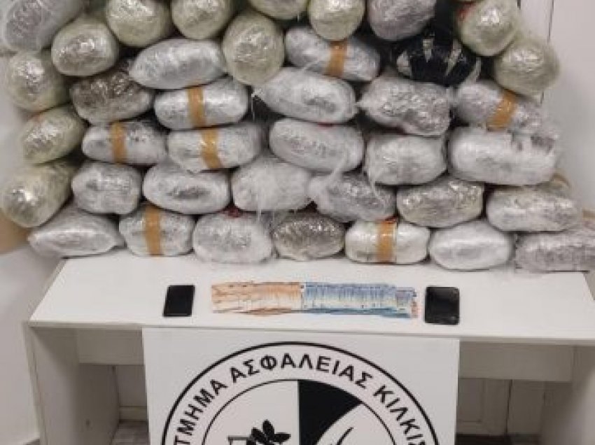 U kap me tri çanta me marijuanë, arrestohet shqiptar në Selanik