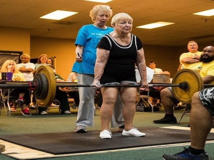 ​Ja si duket një grua që ngre pesha në mënyrë profesionale në moshën 100 -vjeçare