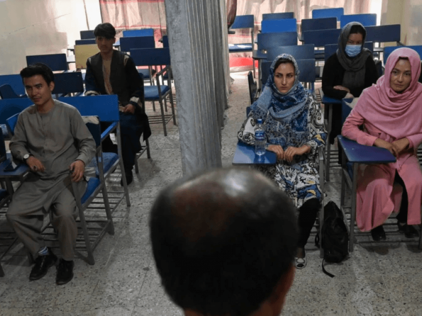 Talibanët vendosin kufizime për shkollimin e grave