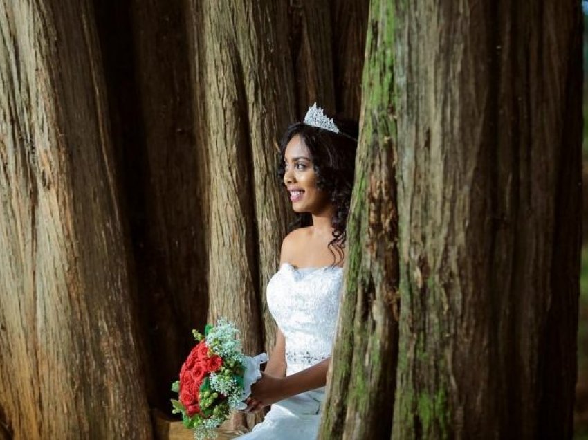 Për t’i shpëtuar nga prerja, mbi 70 gra ‘martohen’ me pemët vendase