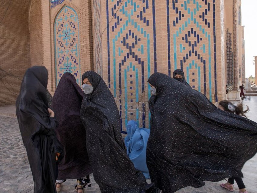 Gratë afgane do të lejohen të ndjekin universitetin me një kusht