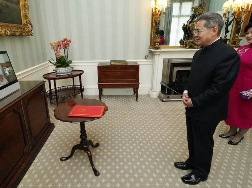 Ambasadori i Kinës Zheng Zeguang u ndalua nga Parlamenti britanik