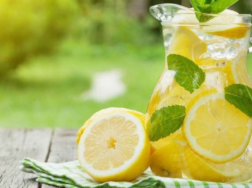 Pse duhet të pini ujë të ngrohtë me limon në mëngjes?
