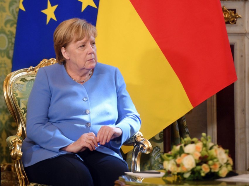 Merkel në Tiranë me xhaketë blu, çfarë mesazhi dha kancelarja përmes ngjyrës