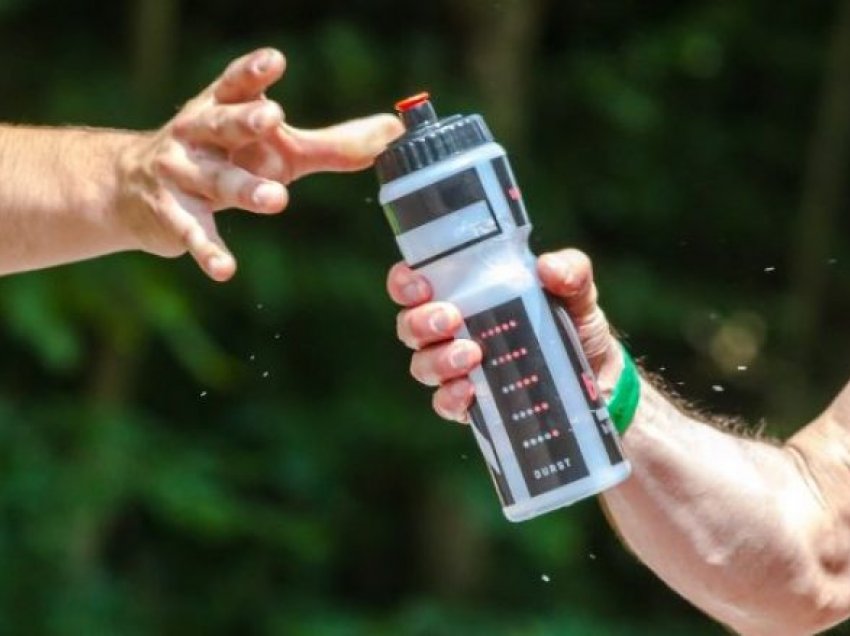 Si të llogarisni sa ujë duhet të pini pas stërvitjes?