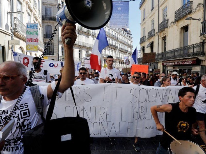 Franca suspendon 3000 punonjës shëndetësorë që s’e morën vaksinën