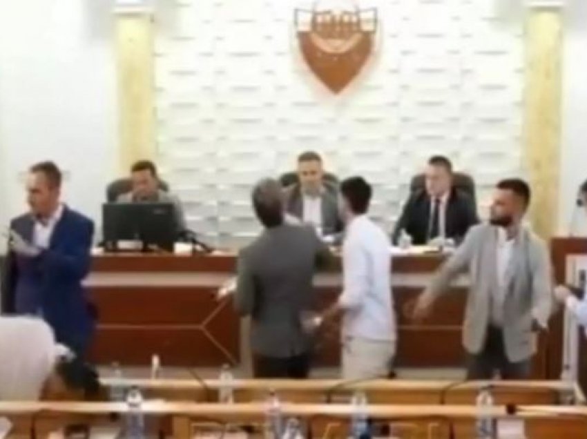 Pamjet/ Tensione në Kuvendin e Preshevës: Gjuajtje me ujë, fyerje dhe shkulje mikrofonash 