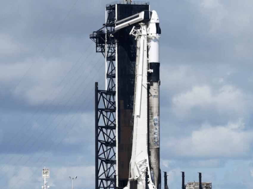 SpaceX nis raketën e parë me ekuipazh të përbërë vetëm nga civilë