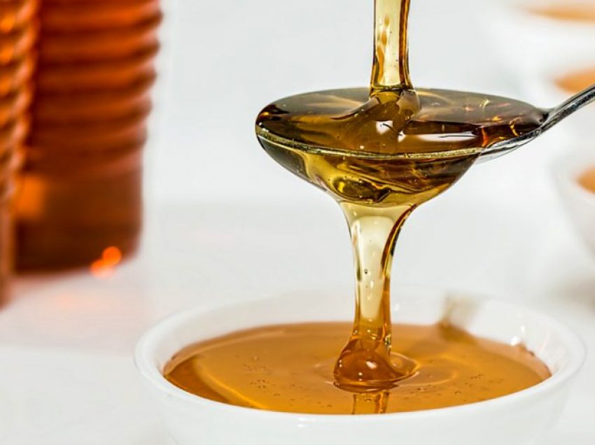 5 arsye të forta përse duhet të hani një lugë mjaltë përpara gjumit