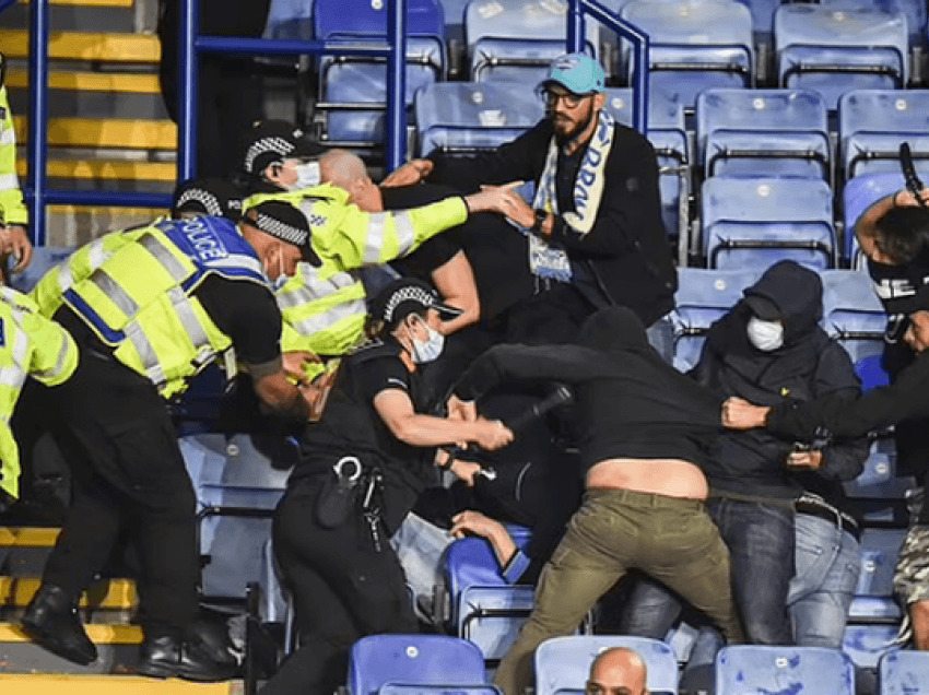 Përleshje mes ultrasve të Napolit në stadiumin e Leicester