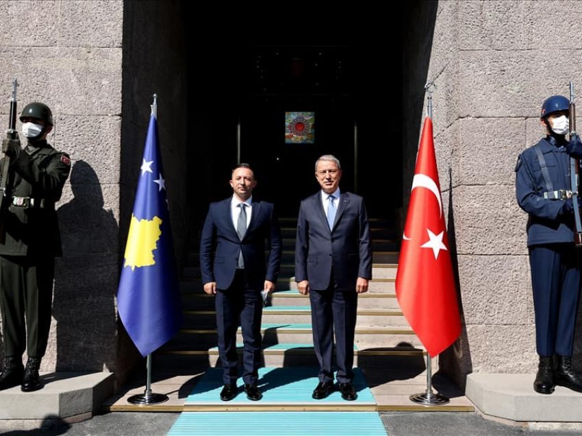 Ministri Mehaj u prit në takim nga ministri i Mbrojtjes Kombëtare të Turqisë, Hulusi Akar