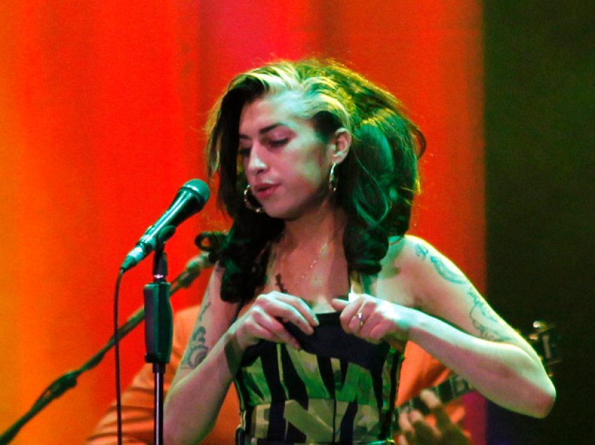 Fustani i Amy Winehouse do të dalë në ankand për shifrën marramendëse
