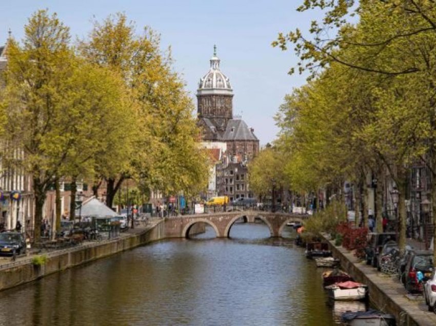 Holanda njihet për njerëzit më të gjatë në botë, studiuesit thonë se ata po bëhen më të shkurtër