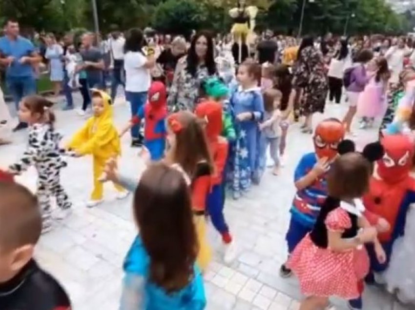 Rikthehen karnavalet, fëmijët dhurojnë “spektakël” në Berat