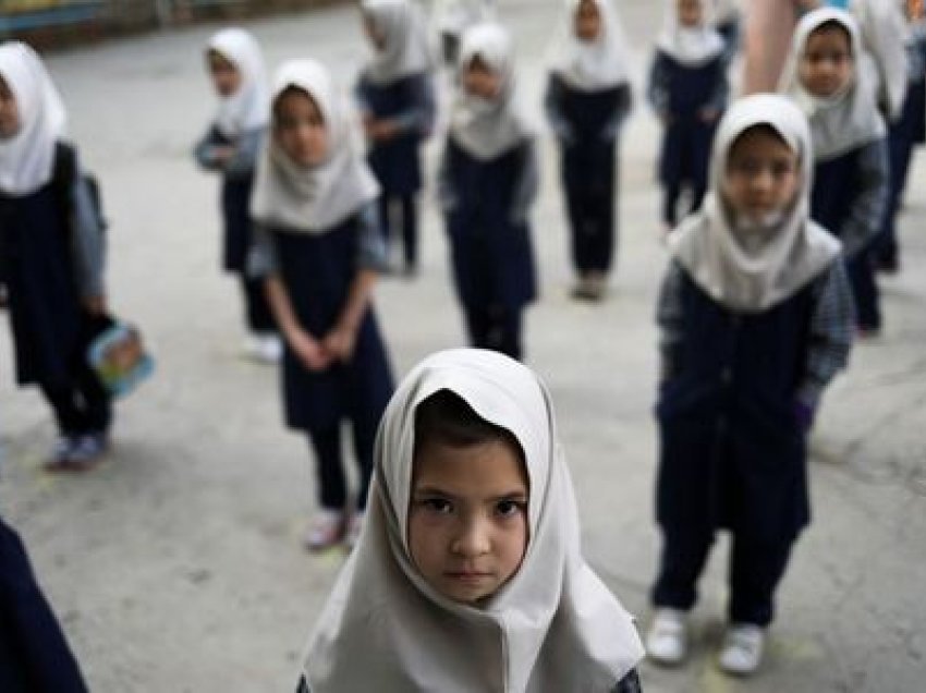 Disa vajza afgane kthehen në shkollë, të tjera përballen me pritje ankthi