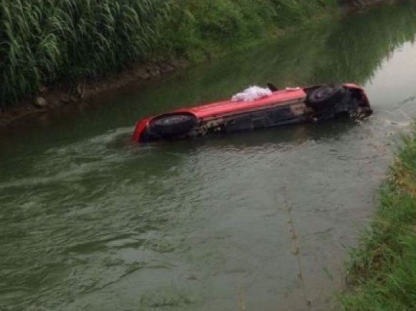Makina bie në një kanal me ujë, vdes shoferi