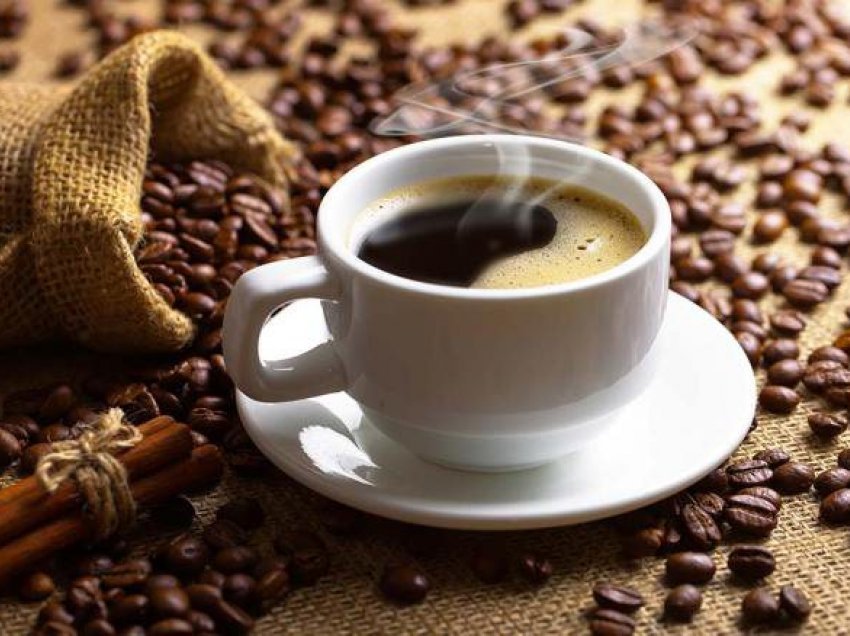 Shtrenjtimi i kafesë dhe sheqerit sjell rritje çmimi edhe në bare dhe restorante