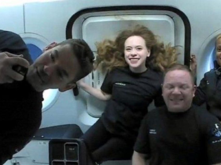 Pas tre ditësh në hapësirë, katër turistët mbërrijnë në Tokë