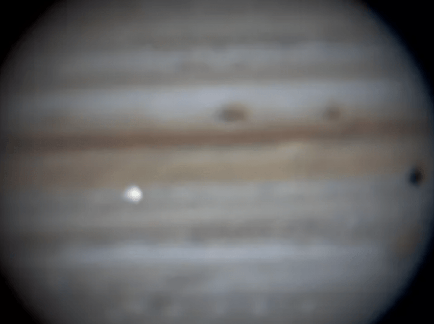 Momenti kur Jupiteri goditet nga një shkëmb hapësinor, i filmuar nga një astronom amator