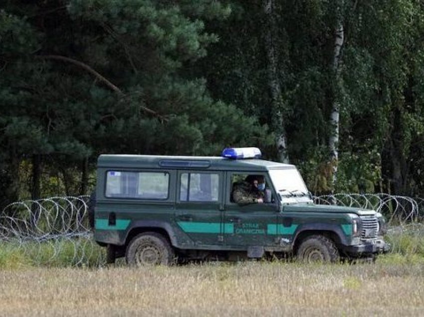 Tre emigrantë u gjetën të pajetë, Polonia dërgon 500 trupa shtesë në kufi me Bjellorusinë