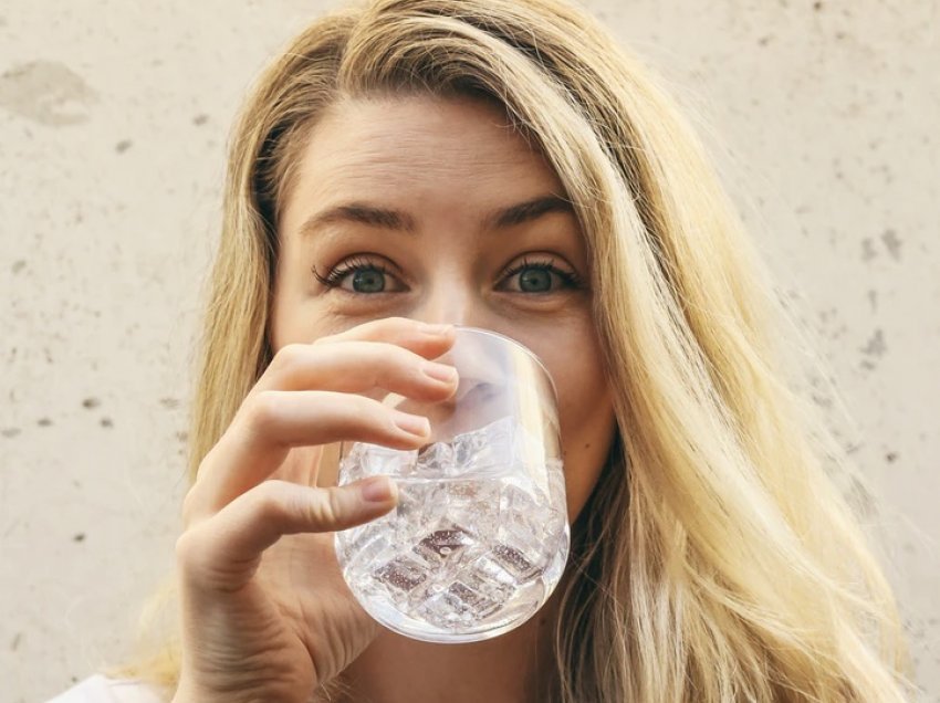 8 gota ujë në ditë, mund të garantojnë shëndetin e zemrës për dekada të tëra